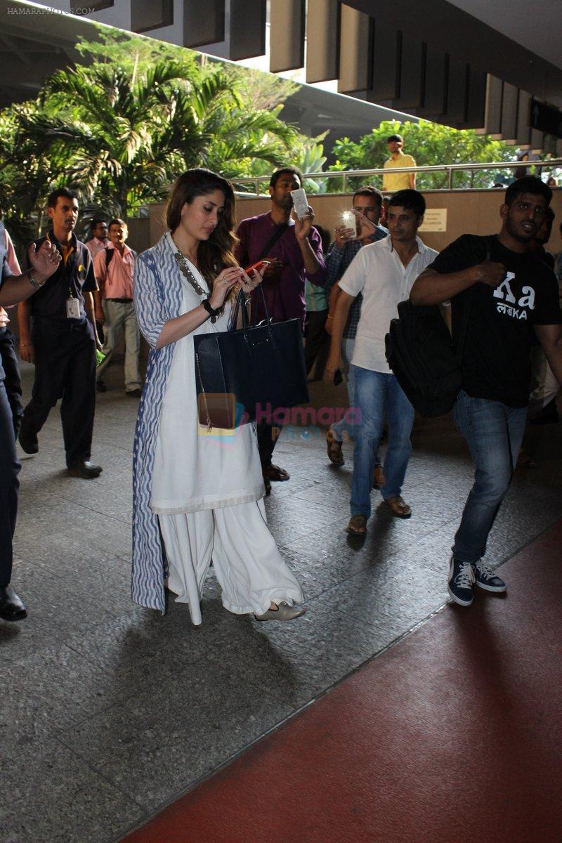 Kareena Kapoor snapped at airport on 29th March 2016