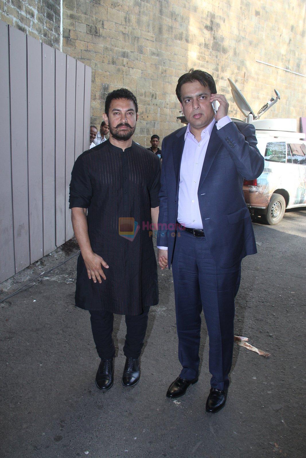 Aamir Khan at Maharastrian award by Lokmat on 1st April 2016