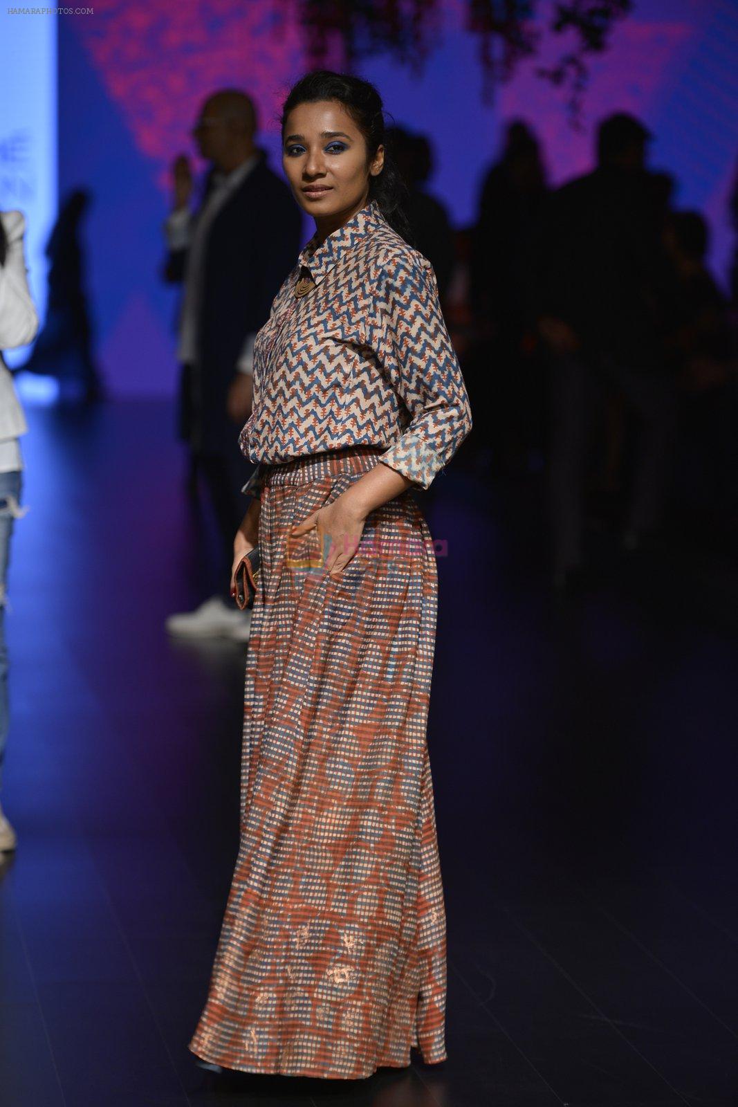 Tannishtha Chatterjee at Anita Dongre Show at LIFW 2016 Day 3 on 1st April 2016