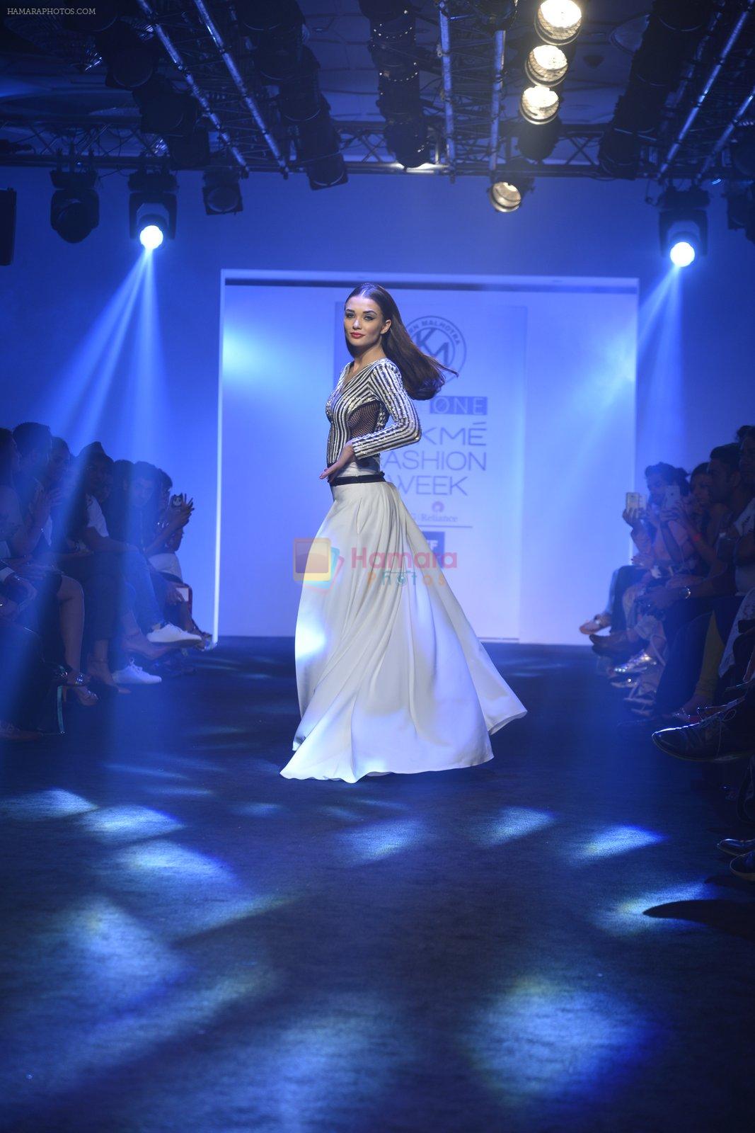 Amy Jackson at the Karan Malhotra Show at Lakme Fashion Week on 3rd April 2016
