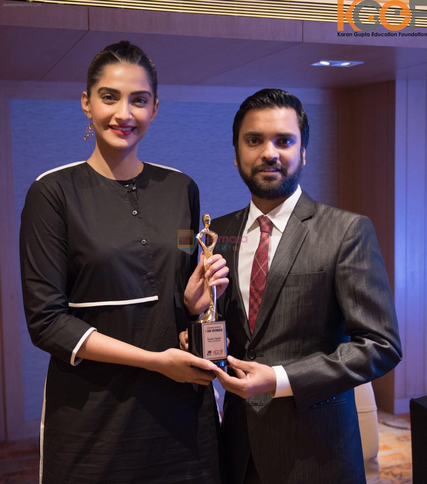 Sonam Kapoor receives the _I Am Woman_ women empowerment award on 5th April 2016