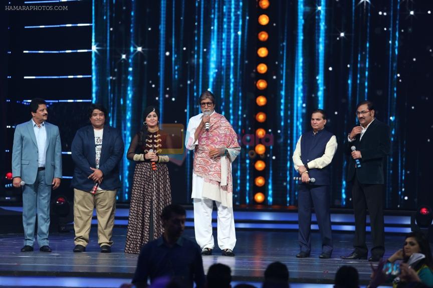 Udit Narayan, Divya Kumar, Harshdeep Kaur, Amitabh Bachchan, Lalit Pandit & Sudesh Bhosle paying tribute to Aadesh Srivastava at GiMA 2016