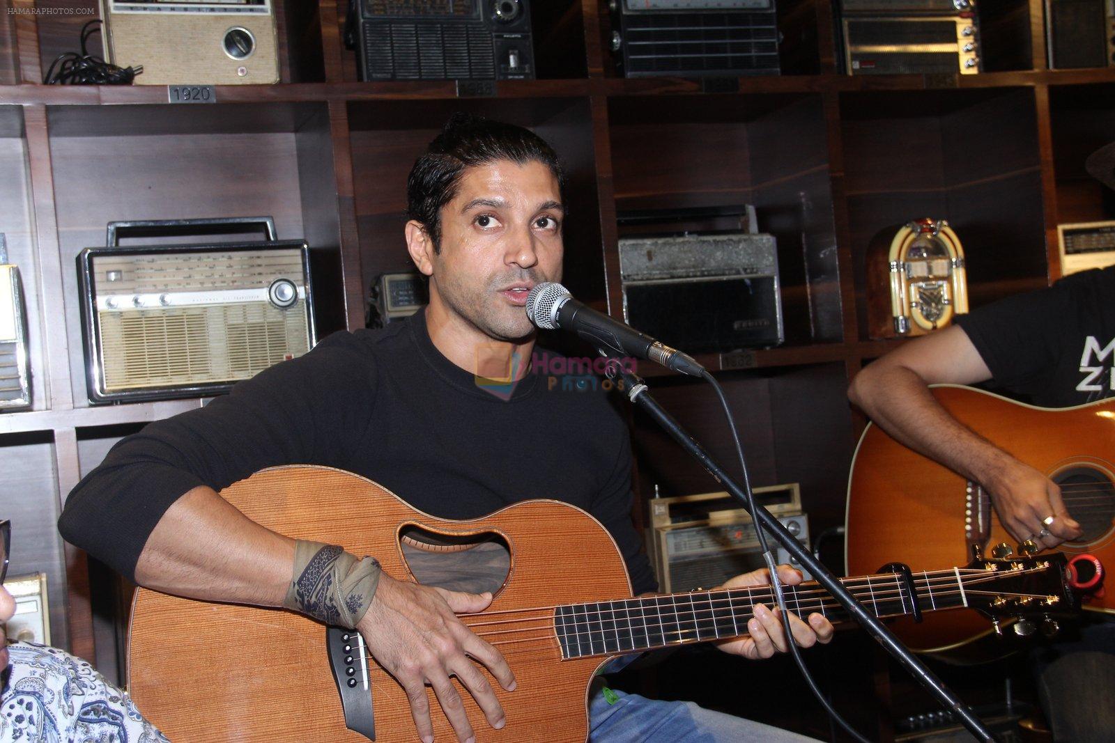 Farhan Akhtar does an impromptu gig at Radio Bar in Mumbai on 14th April 2016