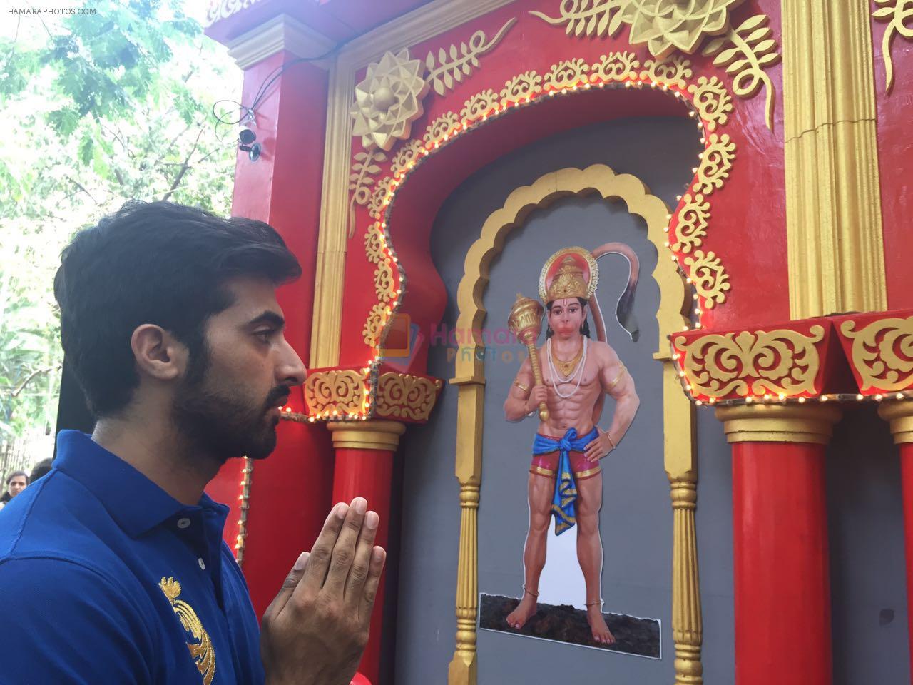 Akshay Oberoi visited the famous Ghanteshwar Hanuman Temple in Mumbai to seek blessings for his film Laal Rang on 22nd April 2016