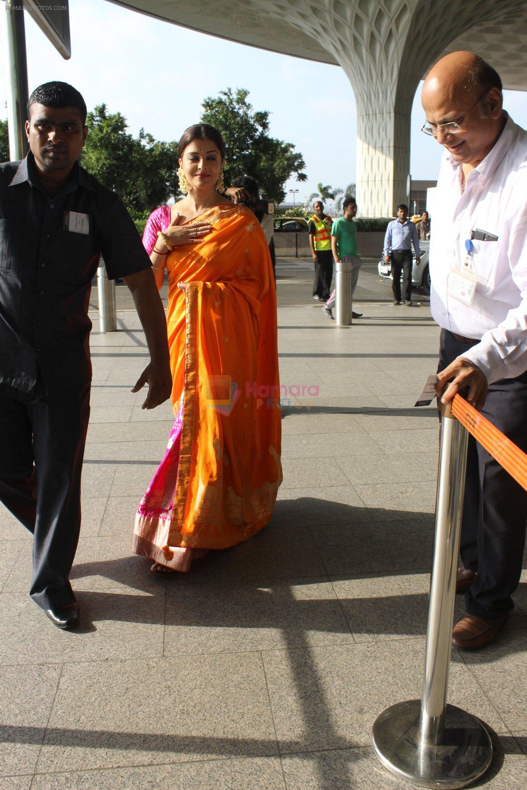 Aishwarya Rai Bachchan snapped at airport on 7th April 2016