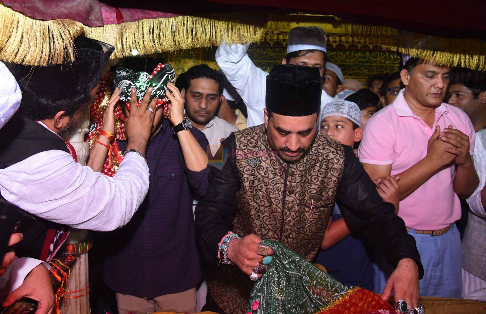 Mohammad Azharuddin at nizamuddin dargah on 9th May 2016