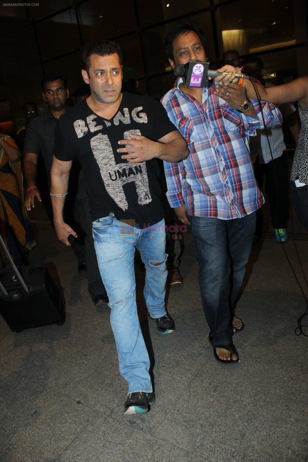 Salman Khan snapped at airport on 11th May 2016 on 11th May 2016