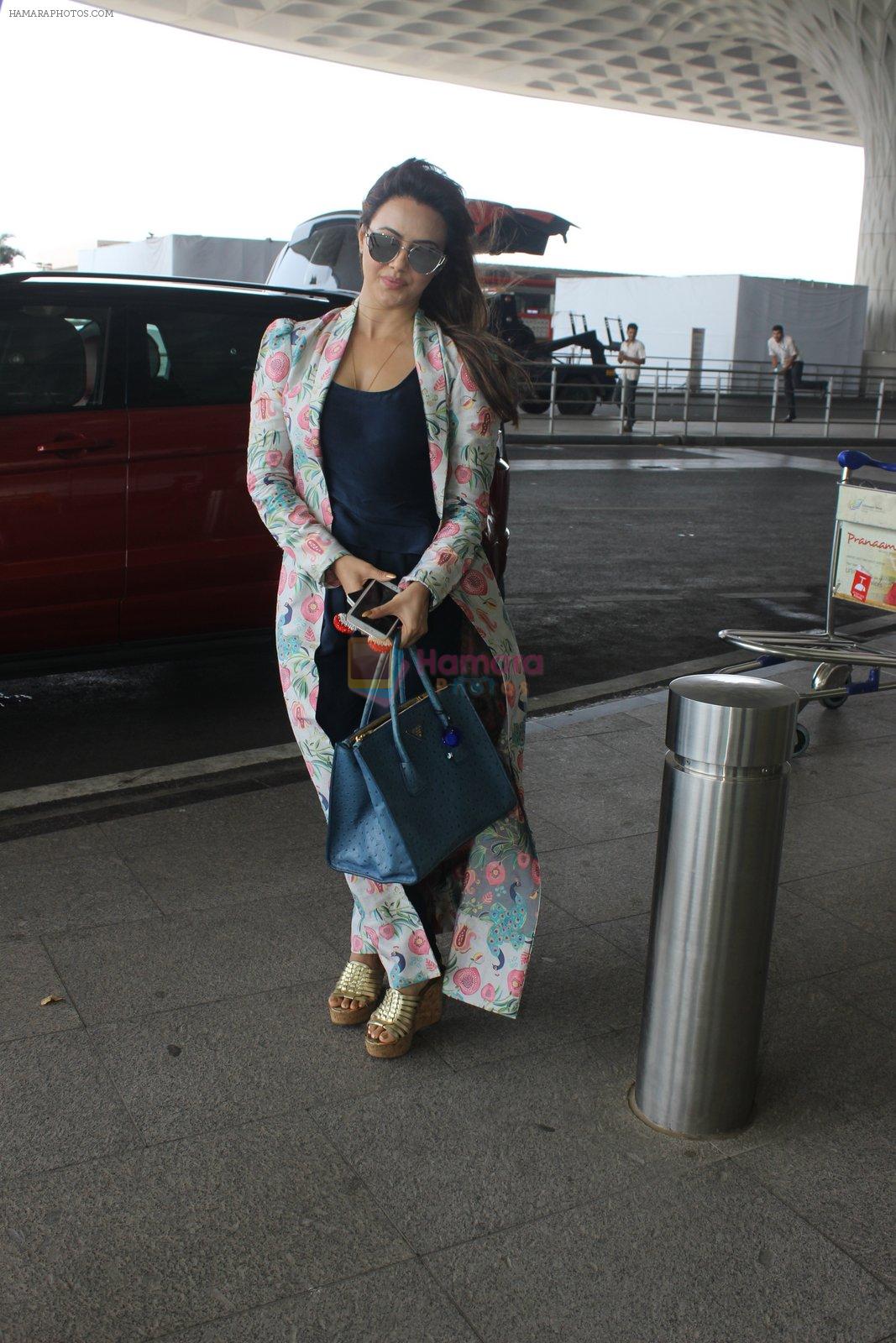 Sana Khan snapped at airport in Mumbai on 12th May 2016