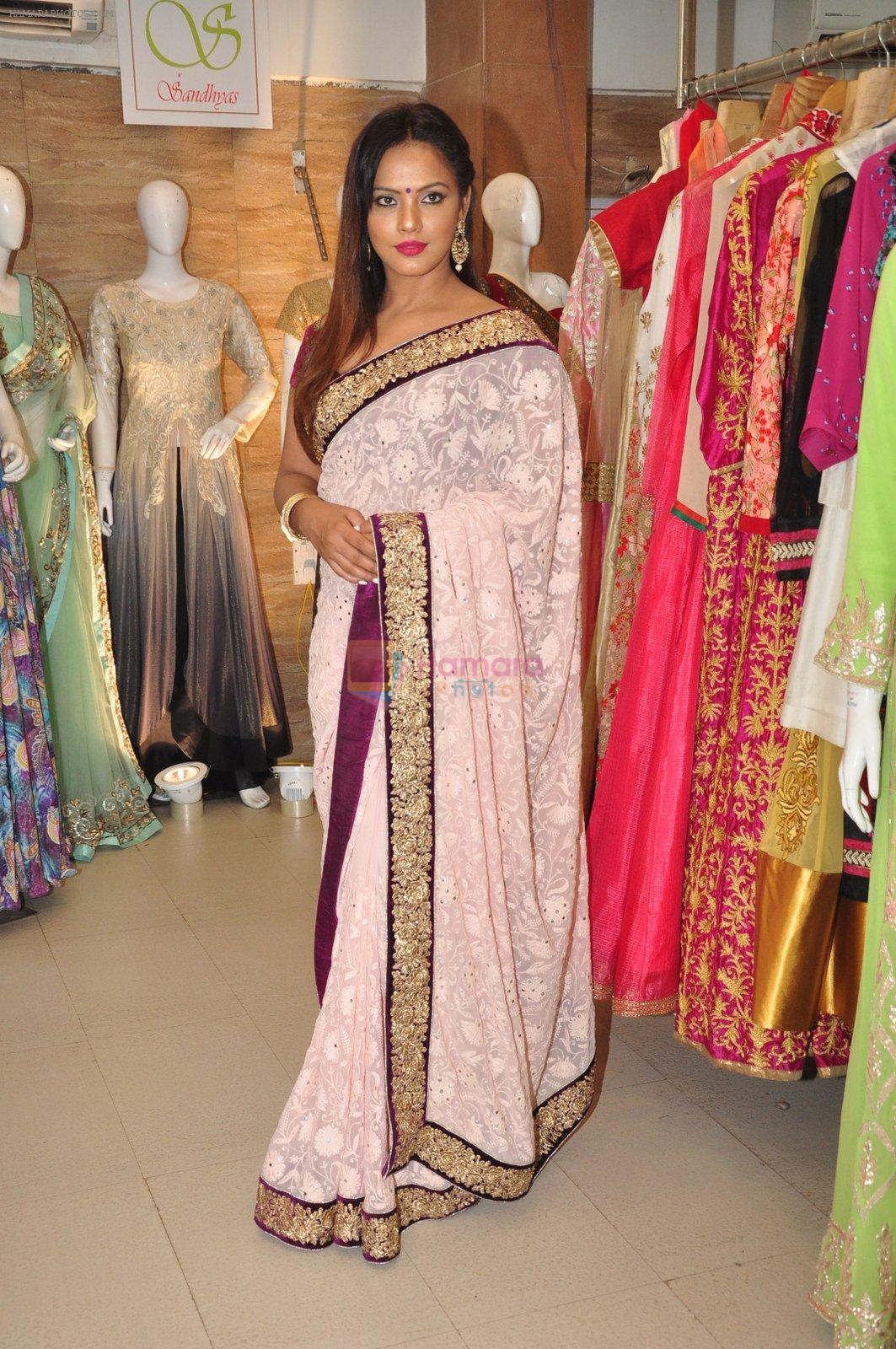 Neetu Chandra at exhibition in Mumbai on 13th May 2016