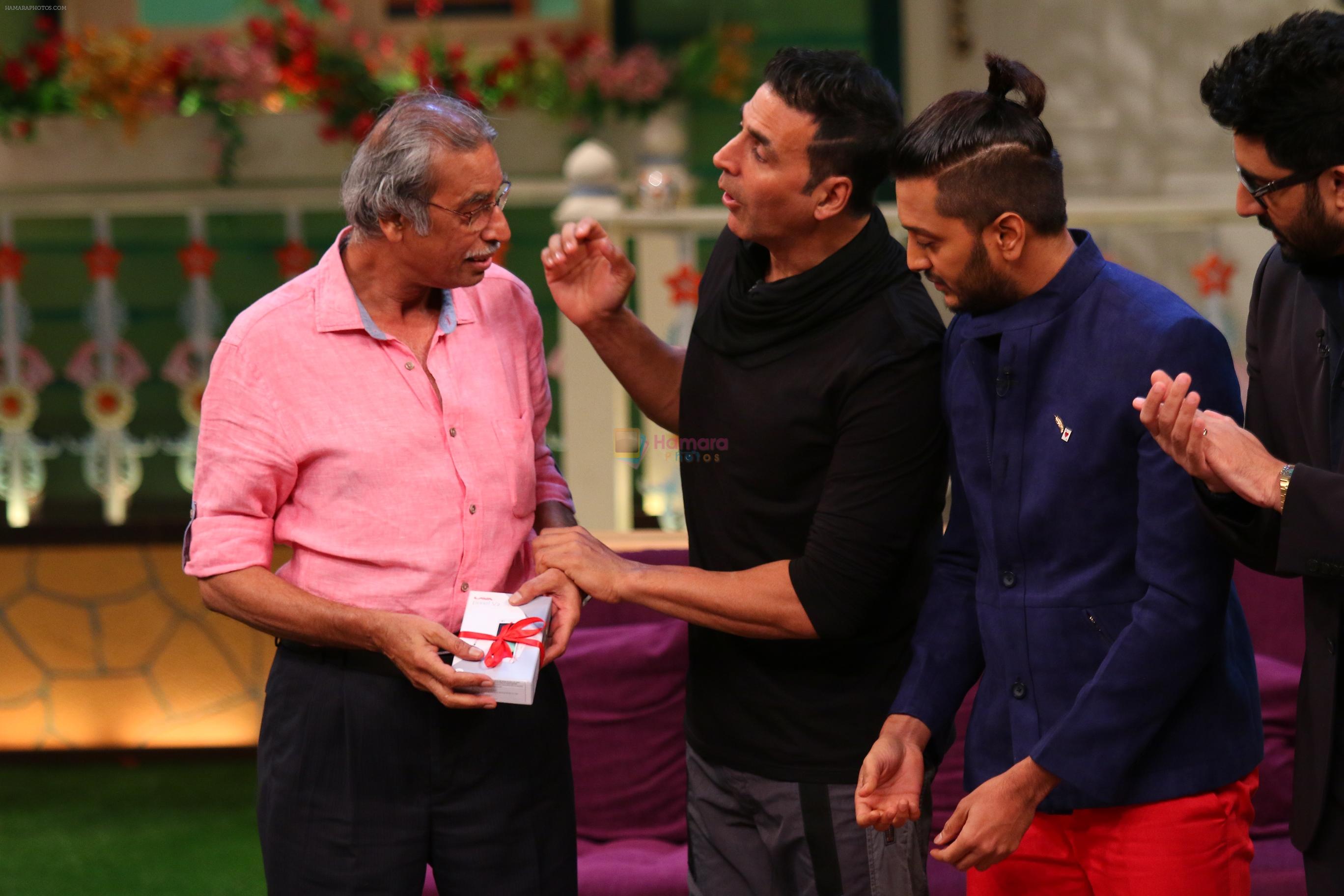 Akshay Kumar, Riteish Deshmukh at The Kapil Sharma Show on 14th May 2016