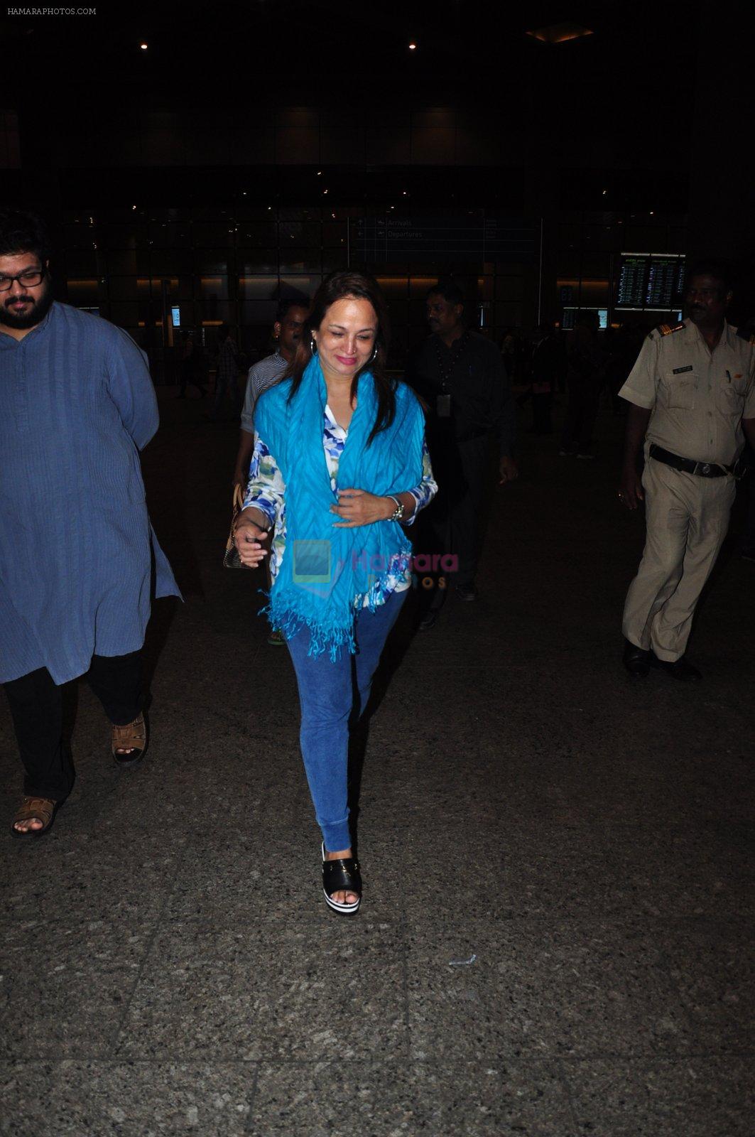 Smita Thackeray snapped at airport on 16th May 2016