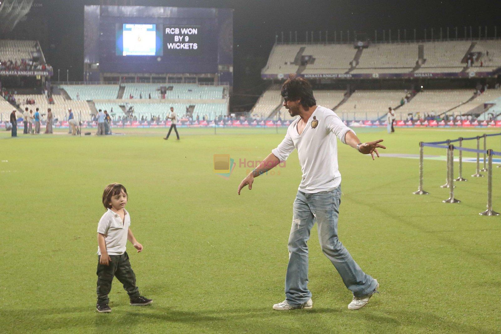 Shahrukh Khan with abram at eden gardens on 17th May 2016