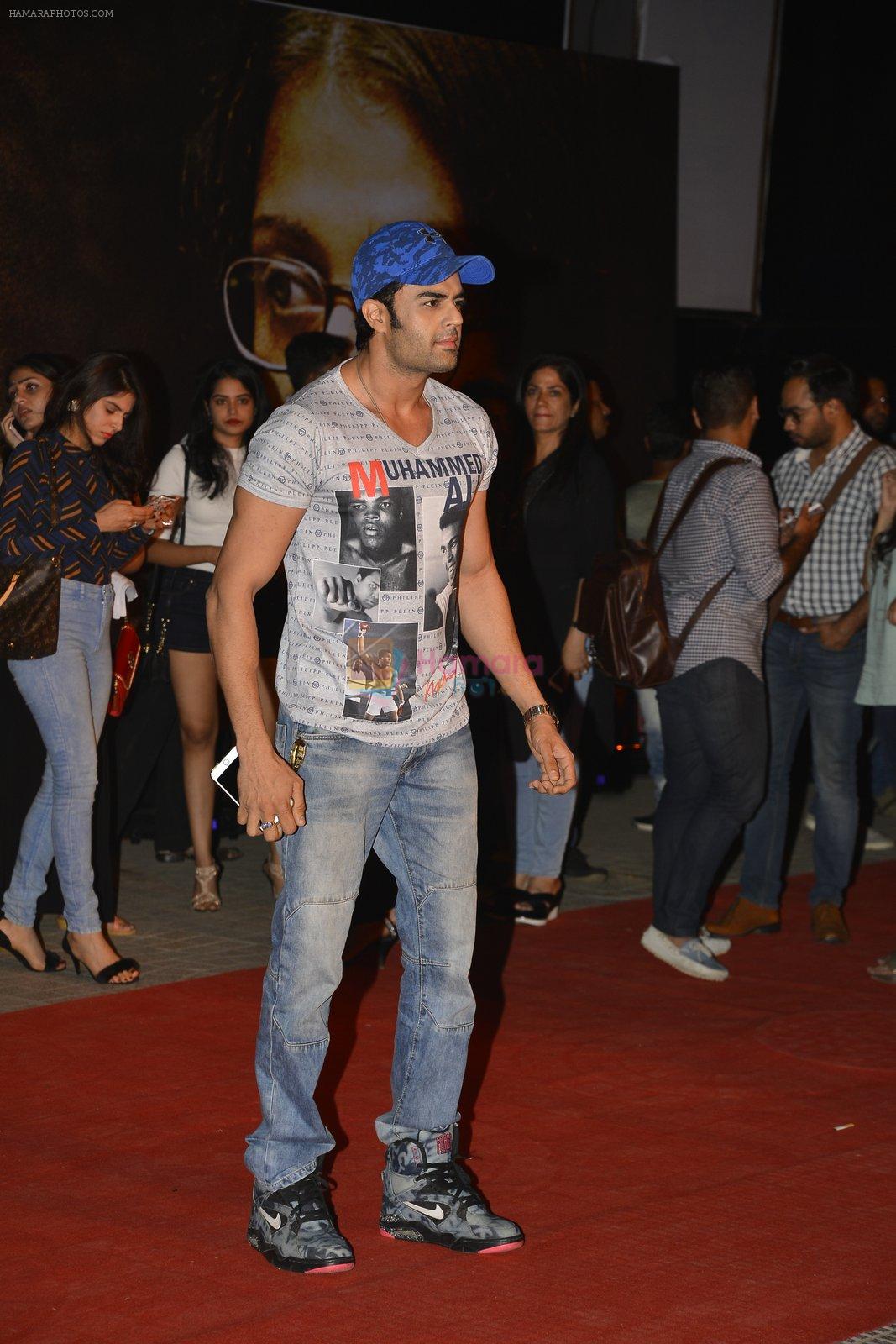 Manish Paul at Sarbjit Premiere in Mumbai on 18th May 2016
