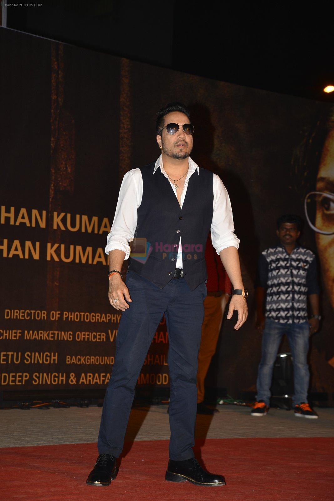 Mika Singh at Sarbjit Premiere in Mumbai on 18th May 2016