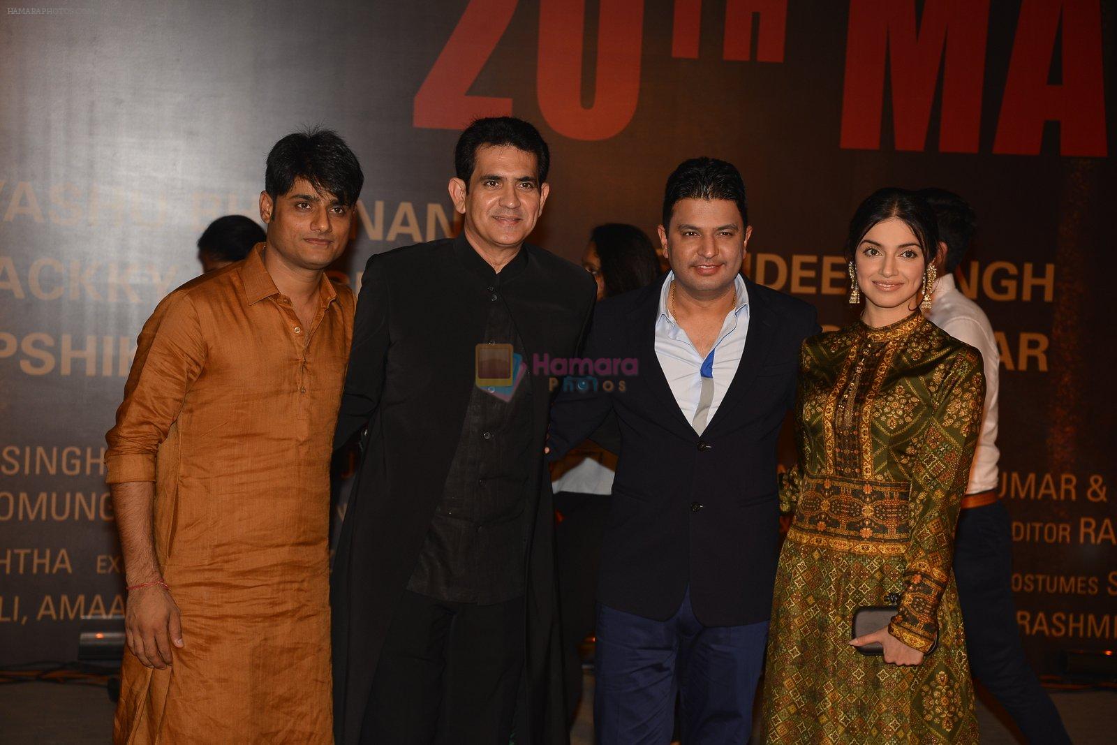 Divya Kumar, Bhushan Kumar, Omung Kumar at Sarbjit Premiere in Mumbai on 18th May 2016