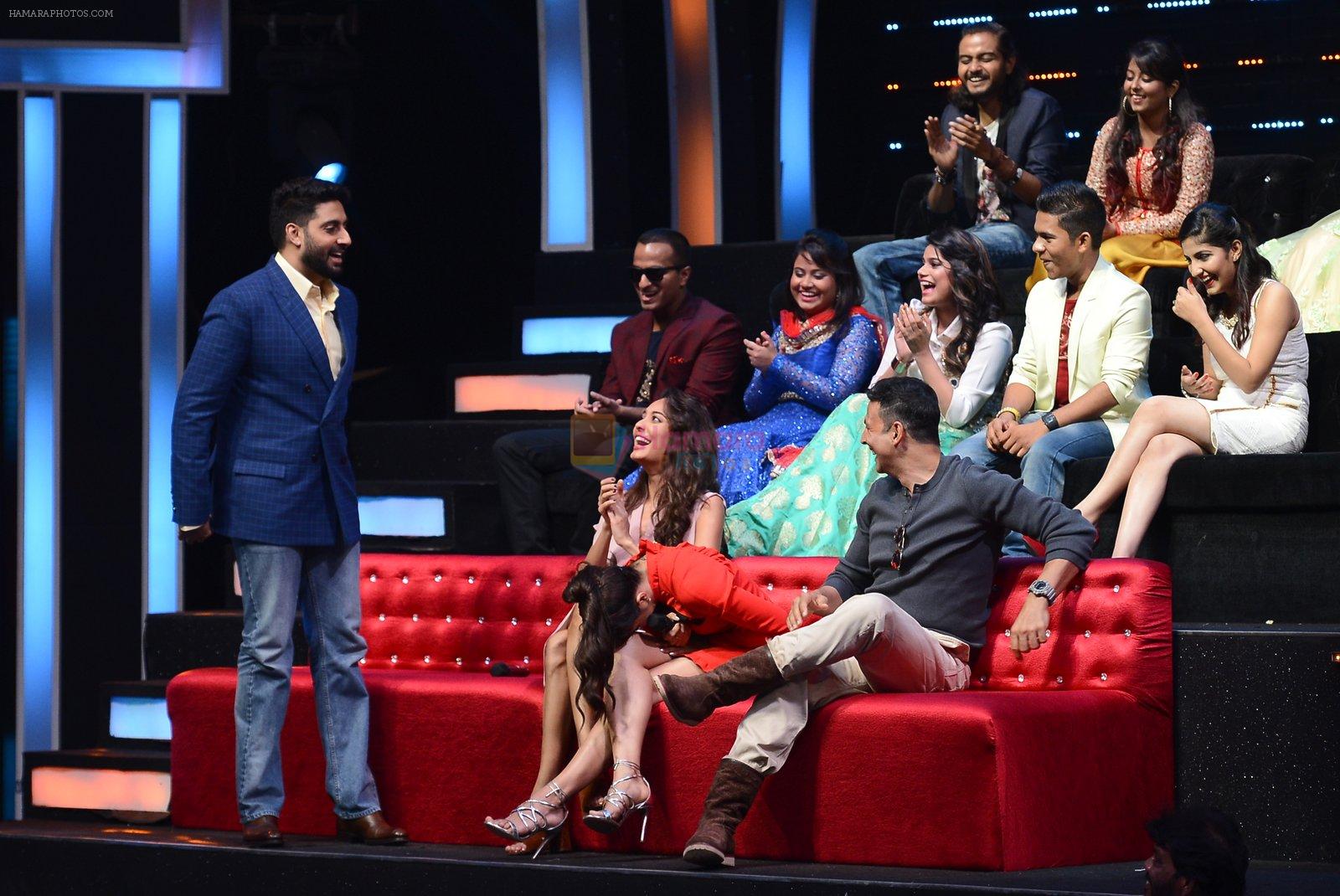 Jacqueline Fernandez, Lisa Haydon, Akshay Kumar, Abhishek Bachchan promote Housefull 3 on the sets of saregama on 26th May 2016