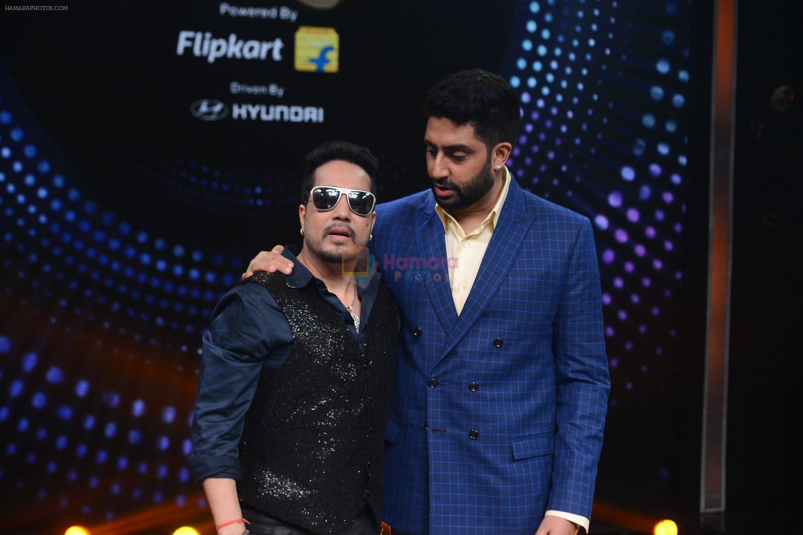 Abhishek Bachchan, Mika Singh promote Housefull 3 on the sets of saregama on 26th May 2016
