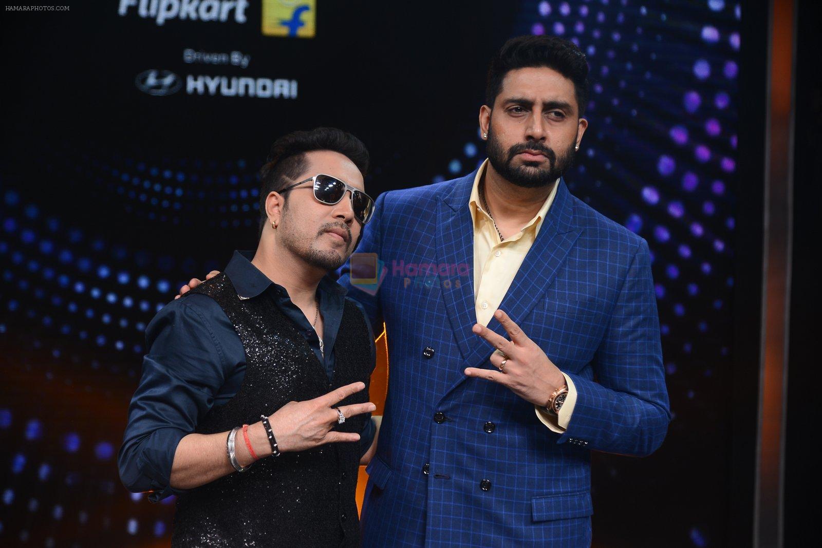 Abhishek Bachchan, Mika Singh promote Housefull 3 on the sets of saregama on 26th May 2016