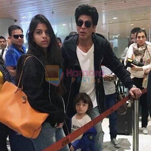 Shahrukh Khan with abram in Mumbai airport on 27th May 2016