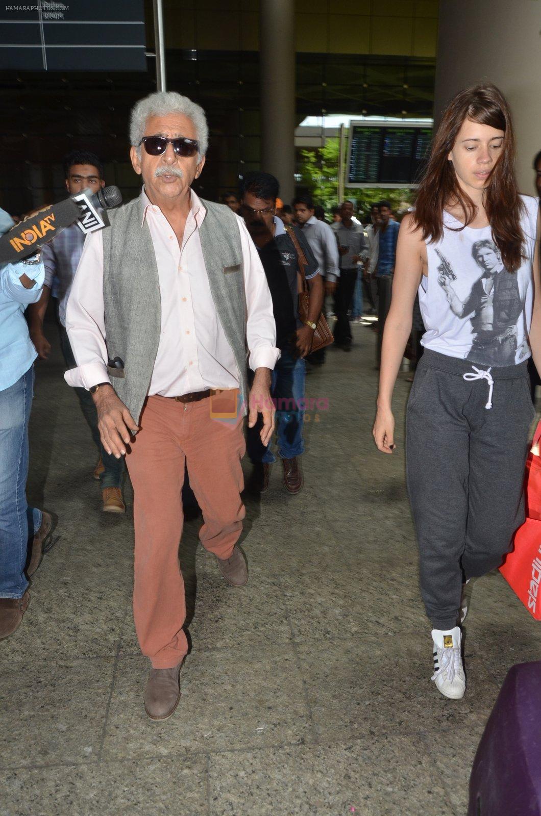 Kalki Koechlin, Naseeruddin Shah snapped at airport in Mumbai on 28th May 2016