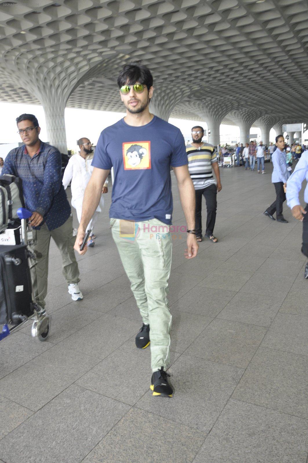 Sidharth Malhotra snapped at airport in Mumbai on 28th May 2016