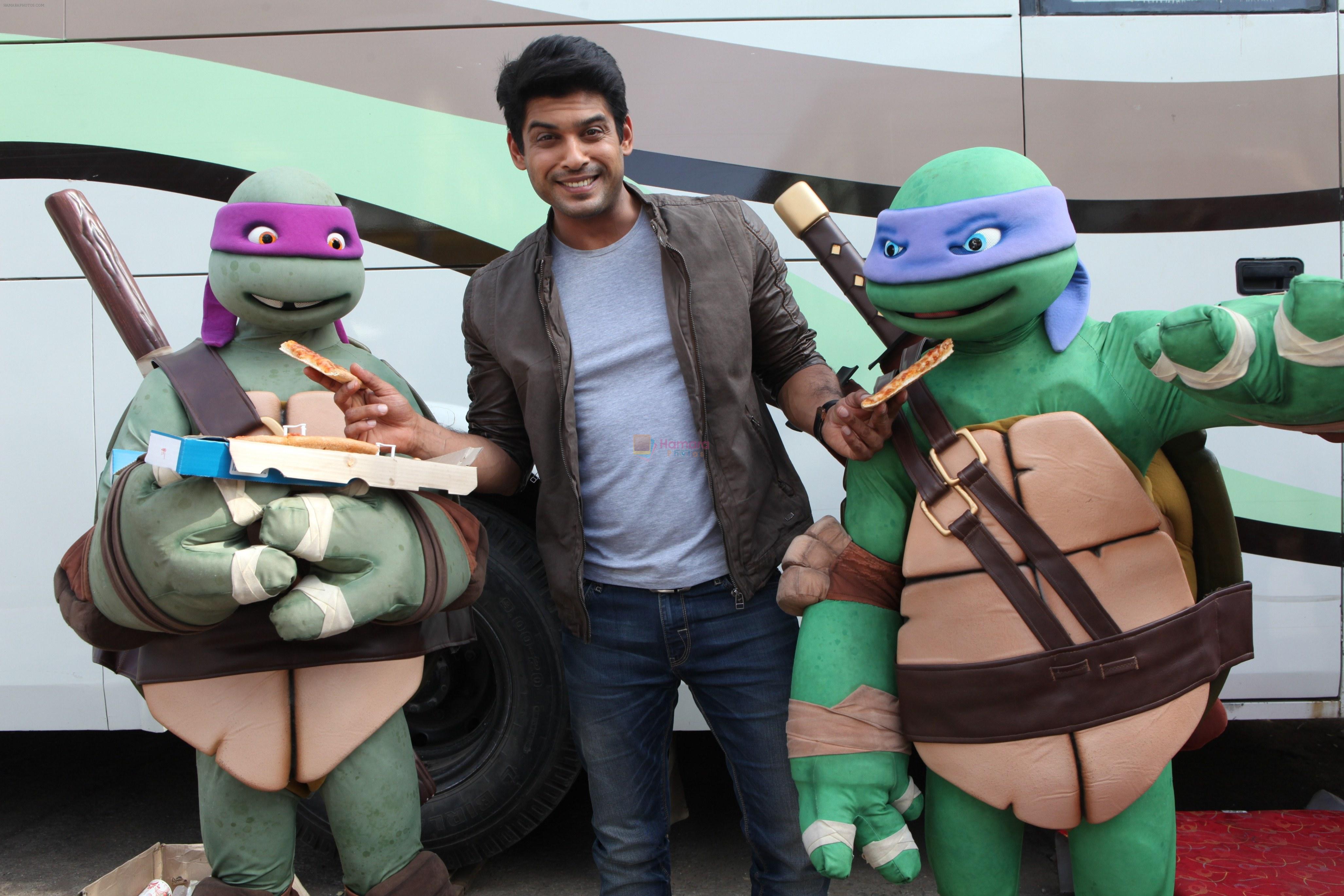 Siddharth Shukla shares a slice of pizza with Donatello and Leonardo on 30th May 2016