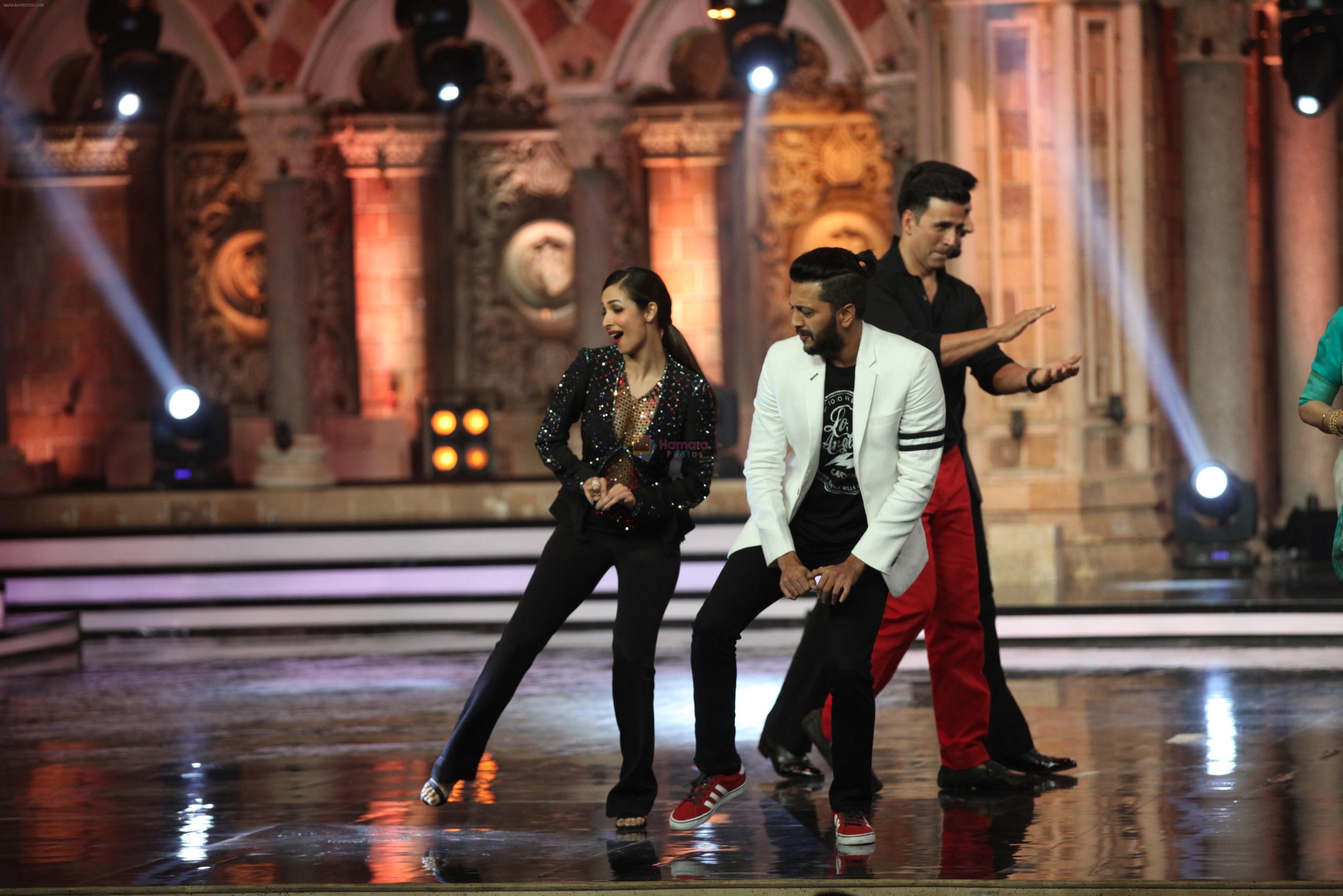 Malaika, Riteish Deshmukh, Akshay Kumar at the promotion of Housefull 3 on the sets of India's got Talent in Mumbai on 30th May 2016