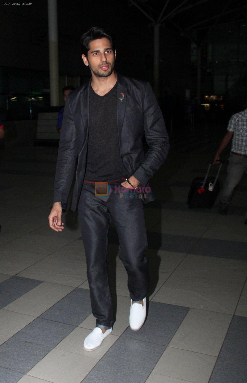 Sidharth Malhotra snapped at airport  in Mumbai on 31st May 2016