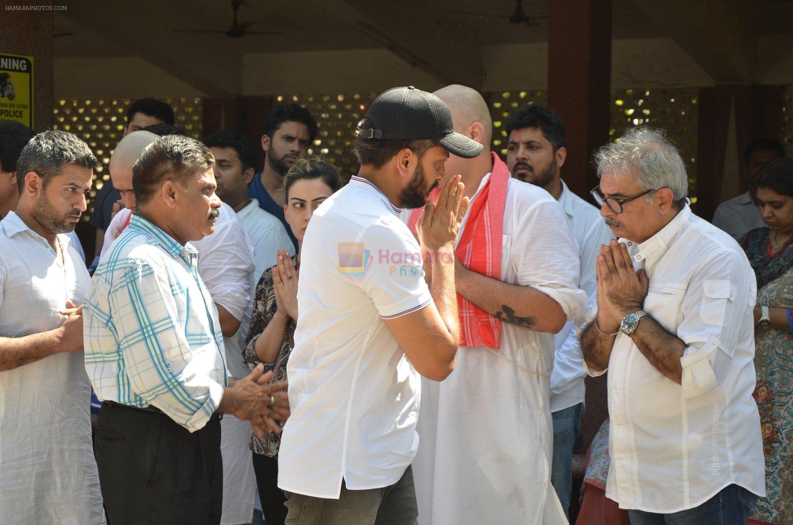 Riteish Deshmukh at Vikas Mohan funeral in Mumbai on 31st May 2016