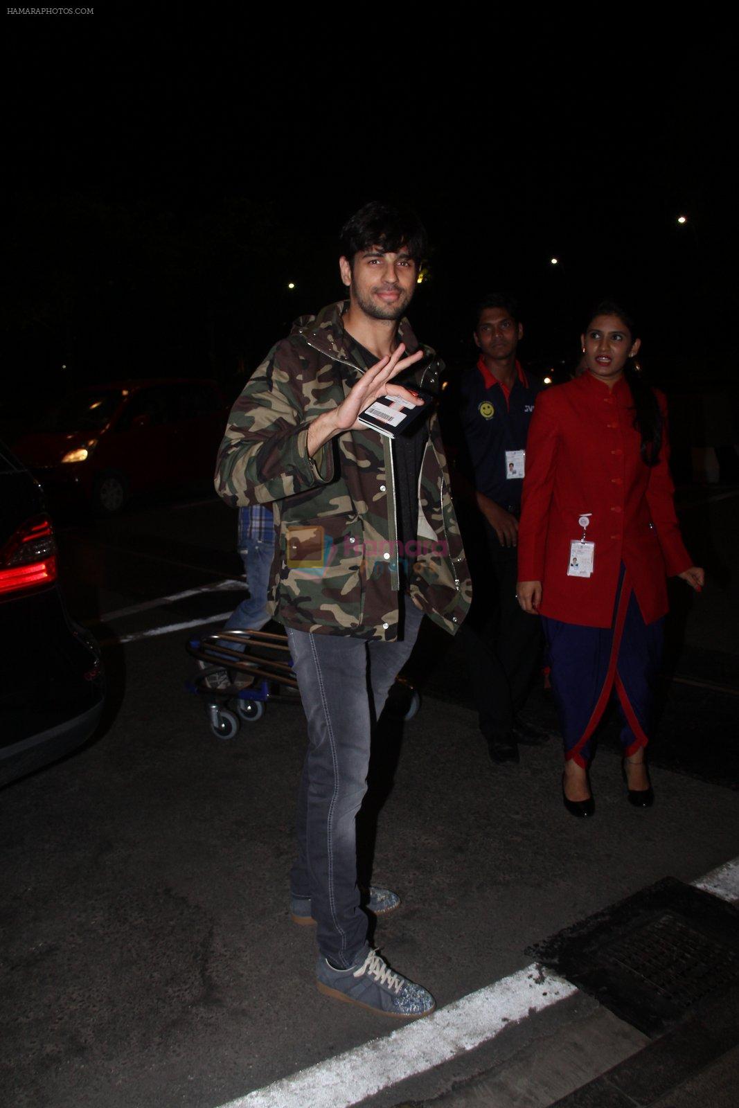 Sidharth Malhotra snapped at airport  in Mumbai on 31st May 2016