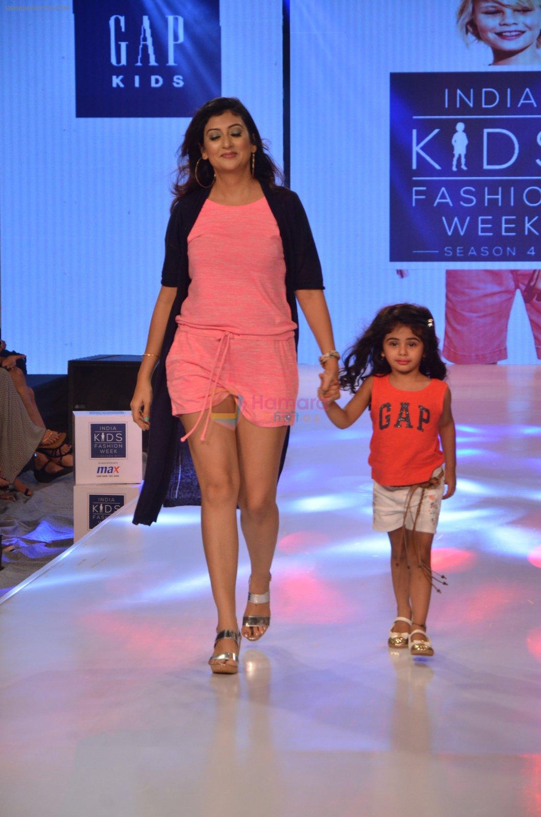Juhi Parmar on ramp for Kids fashion week on 3rd June 2016