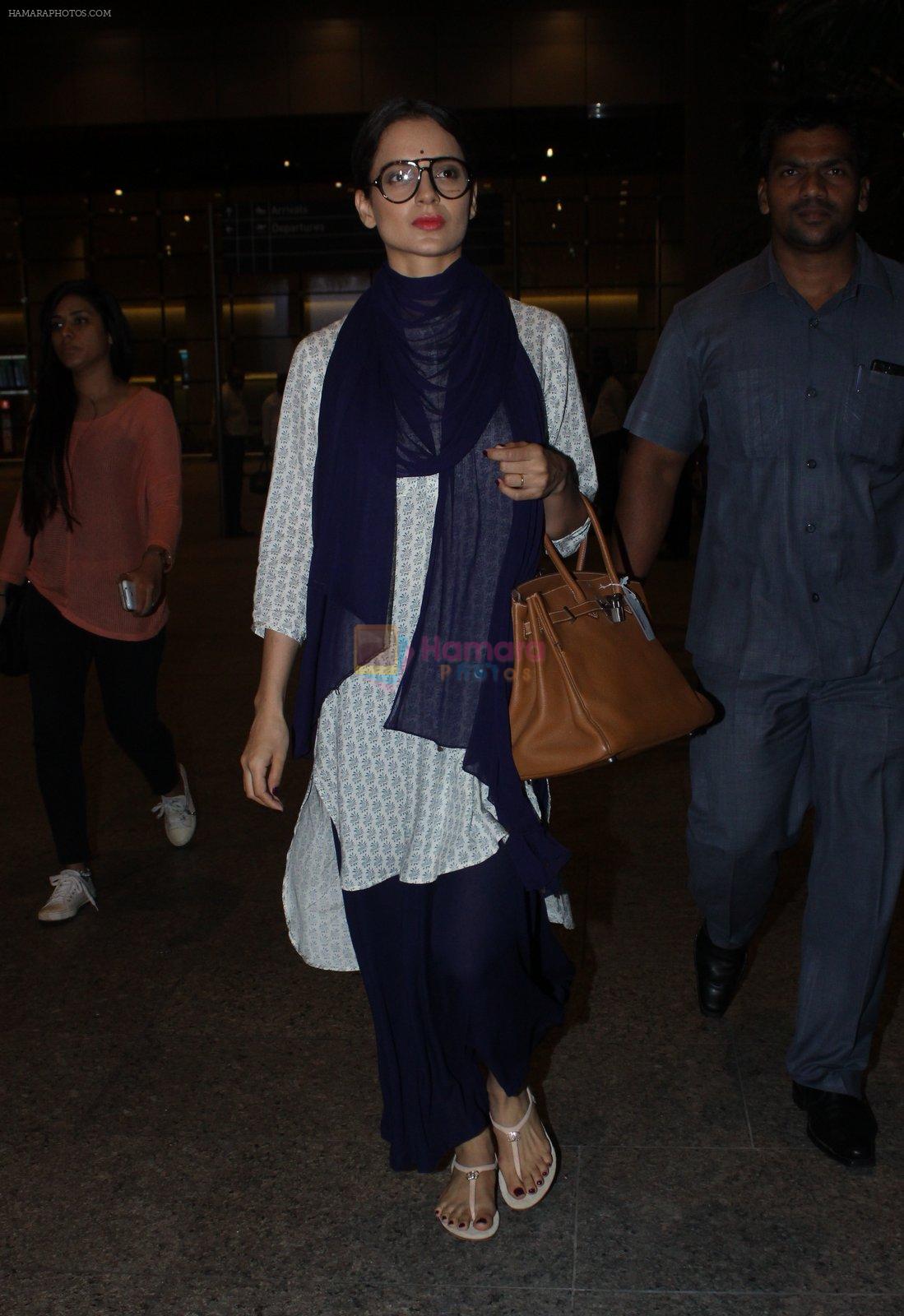 Kangana Ranaut snapped in Mumbai airport on 4th June 2016