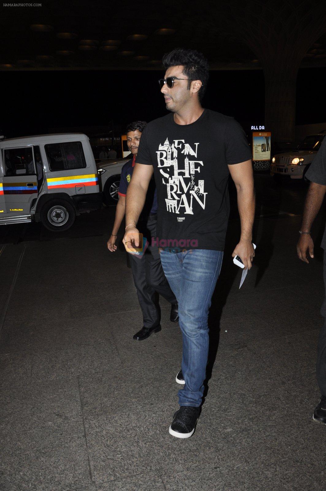 Arjun Kapoor snapped at airport in Mumbai on 5th June 2016