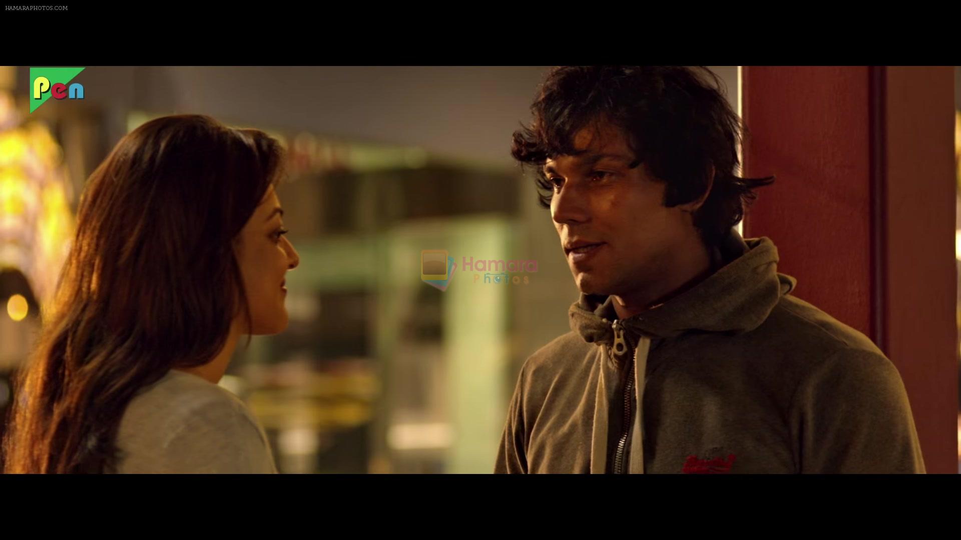 Randeep Hooda, Kajal Agarwal in Do Lafzon Ki Kahani Movie Still