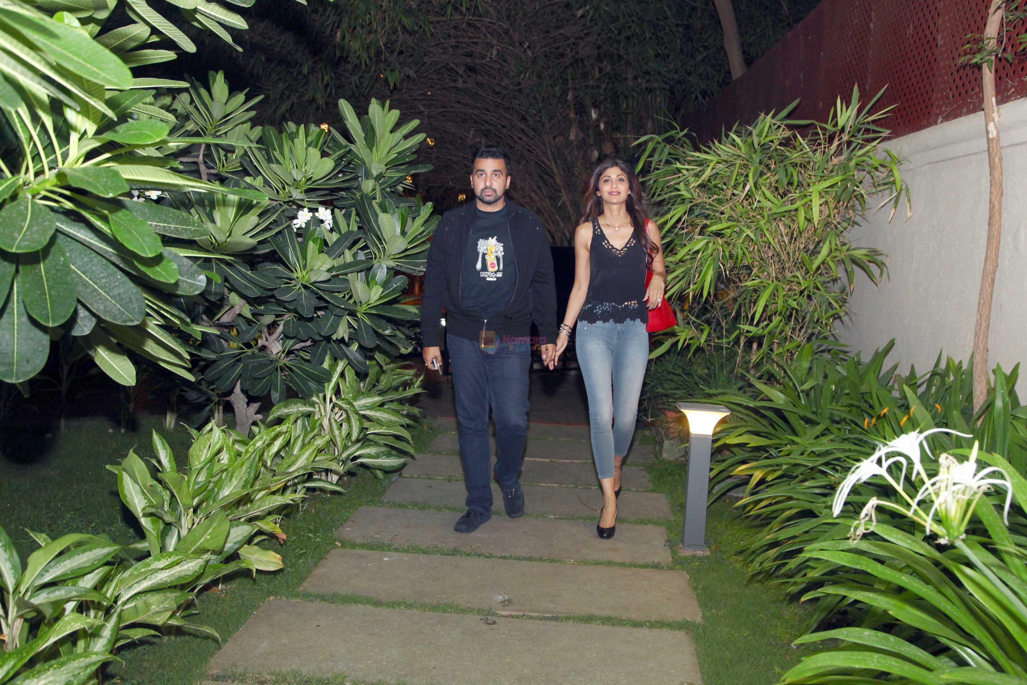 Shilpa Shetty with husband Raj Kundra at Jal restaurant in Juhu on 10th June 2016