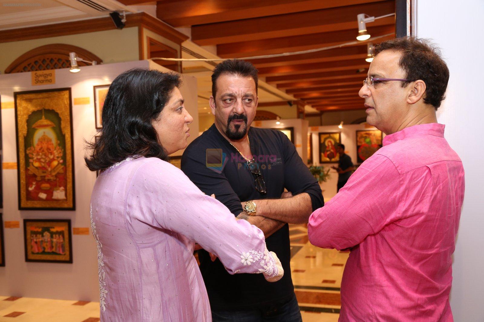Priya Dutt, Sanjay Dutt, Vidhu Vinod Chopra at Nargis Dutt Foundation art event on 11th June 2016