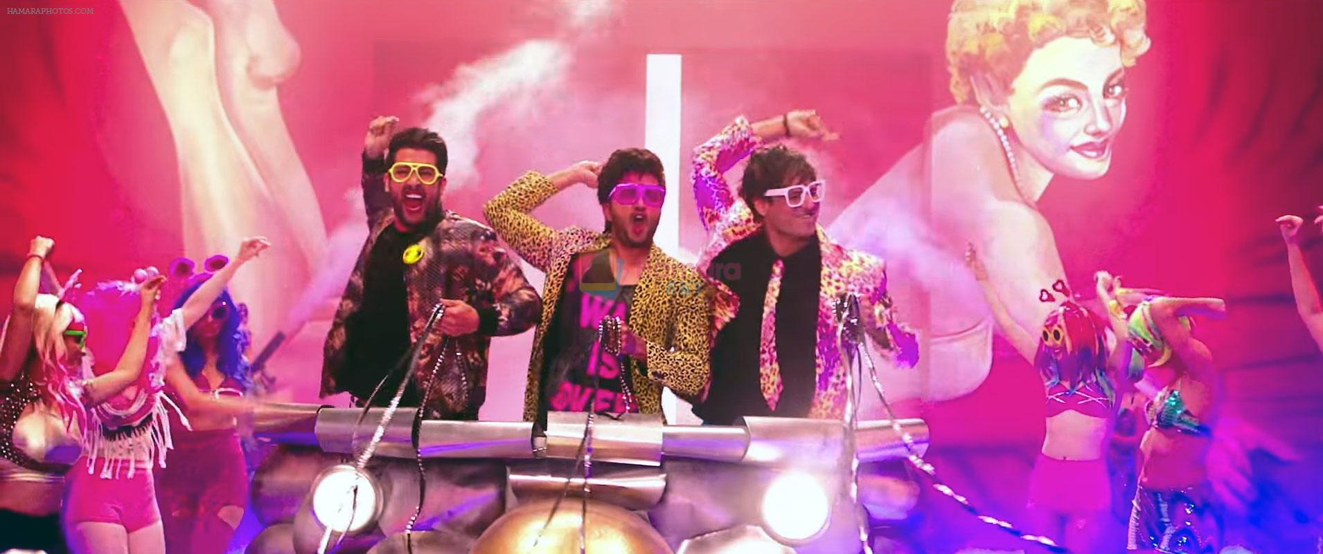 Vivek Oberoi, Ritesh Deshmukh, Aftab Shivdasani in Great Grand Masti Movie Still