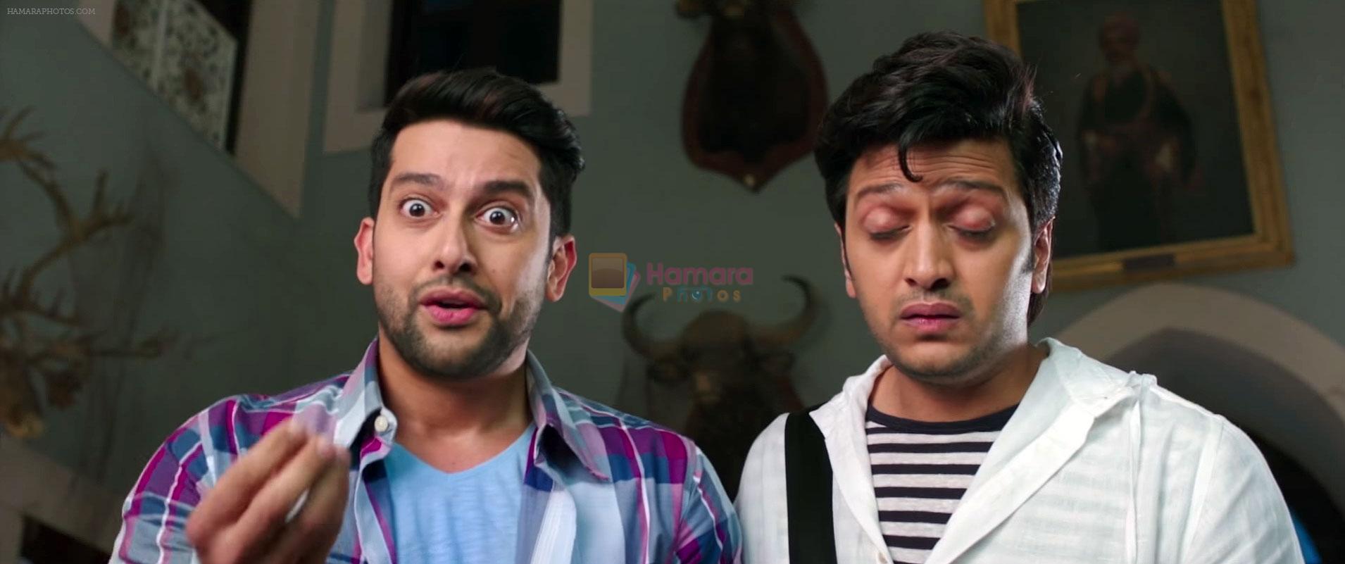 Ritesh Deshmukh, Aftab Shivdasani in Great Grand Masti Movie Still