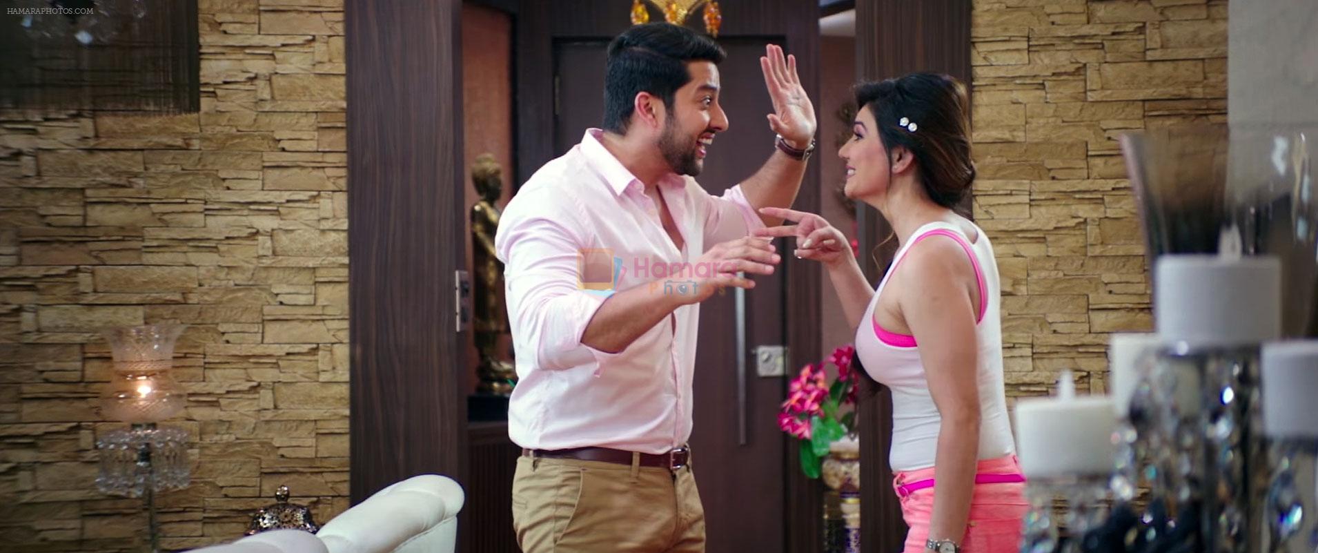 Aftab Shivdasani, Shraddha Das in Great Grand Masti Movie Still