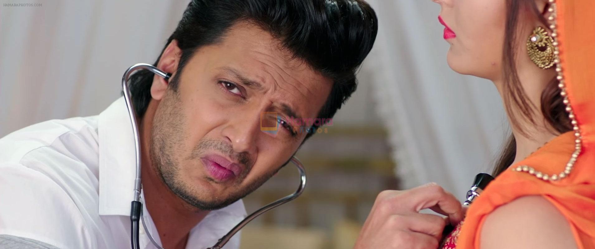 Ritesh Deshmukh, Urvashi Rautela in Great Grand Masti Movie Still