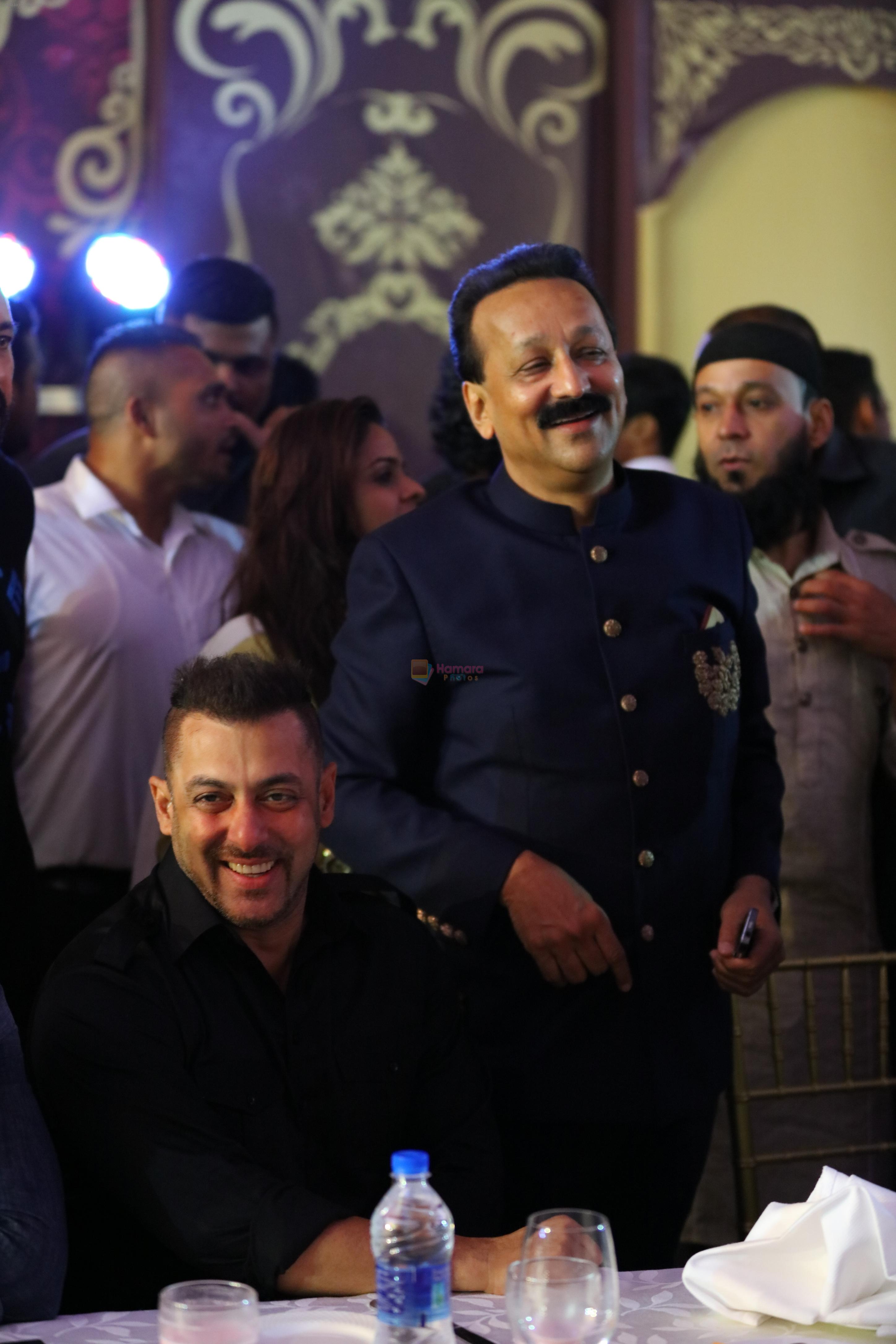 Salman Khan at Baba Siddique & Zeeshan Siddique's Iftaari celebration on 19th June 2016