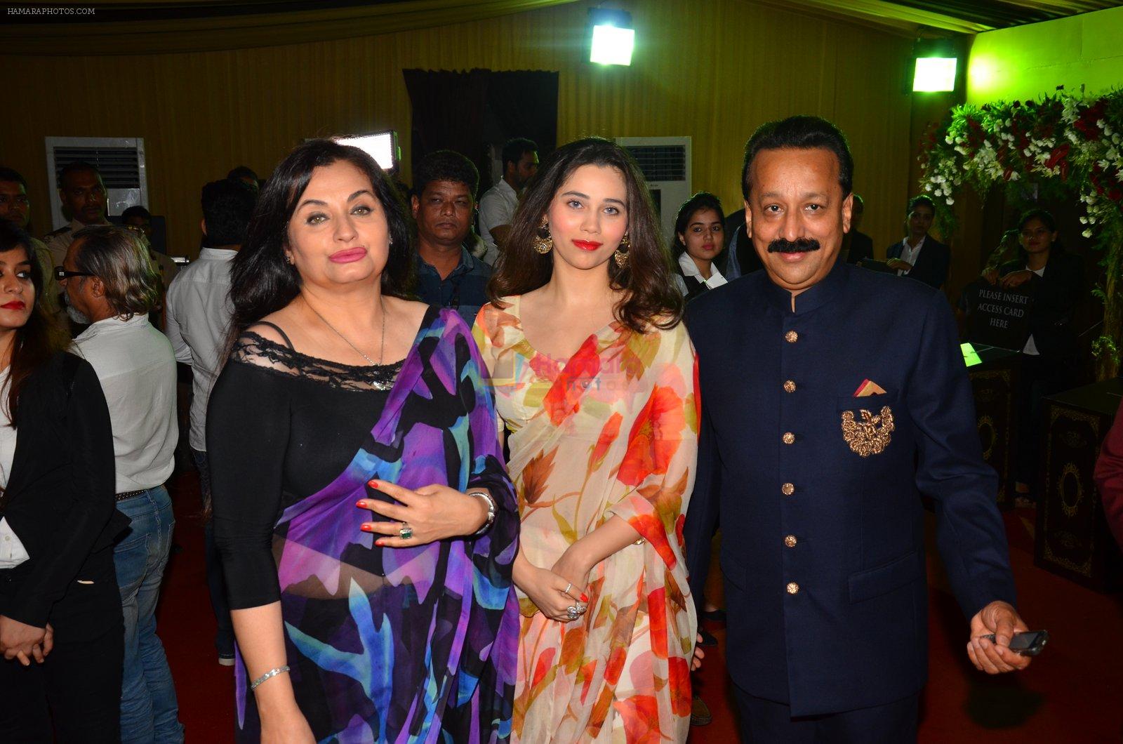 Salma Agha, Sasha Agha at Baba Siddique & Zeeshan Siddique's Iftaari celebration on 19th June 2016