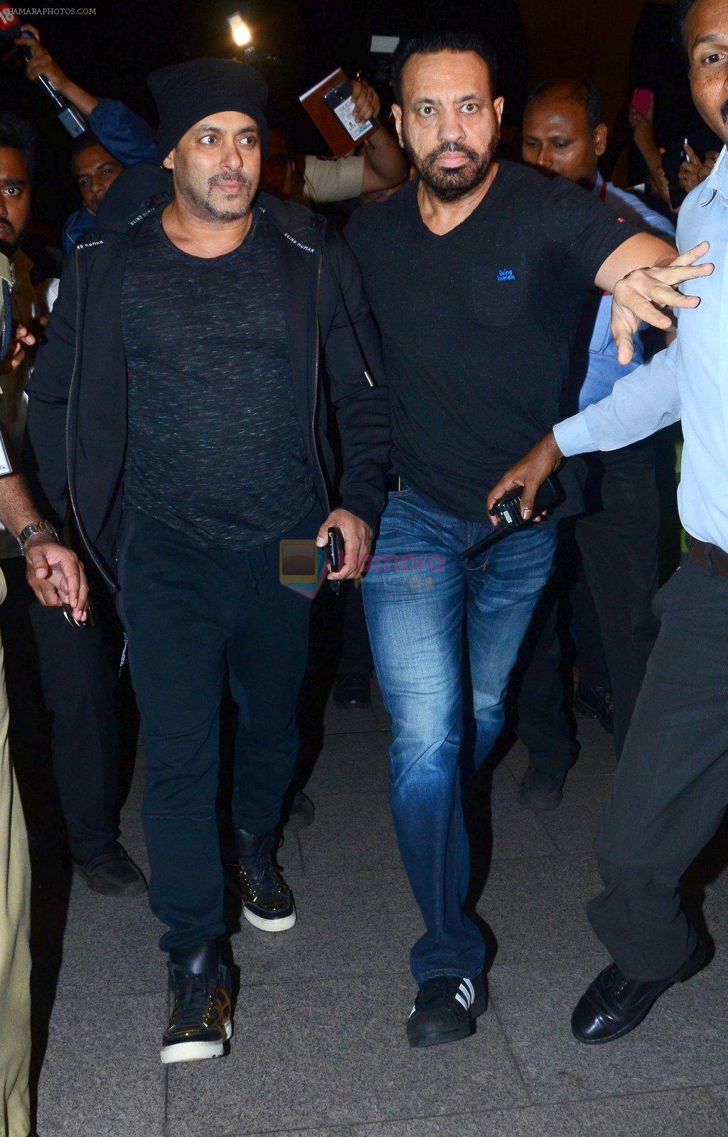 Salman Khan snapped at airport in Mumbai on 22nd June 2016