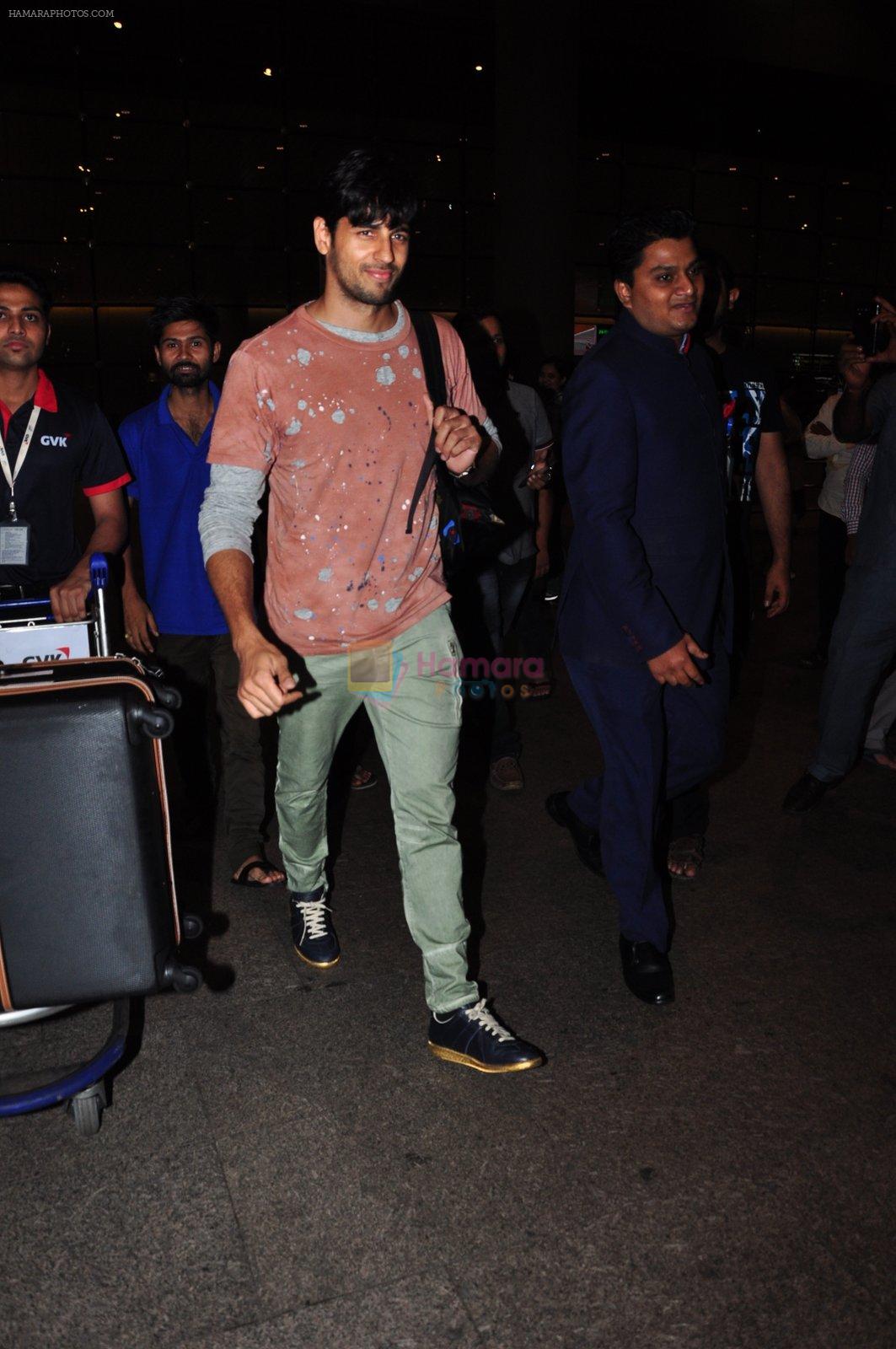 Sidharth Malhotra snapped at airport on 25th June 2016
