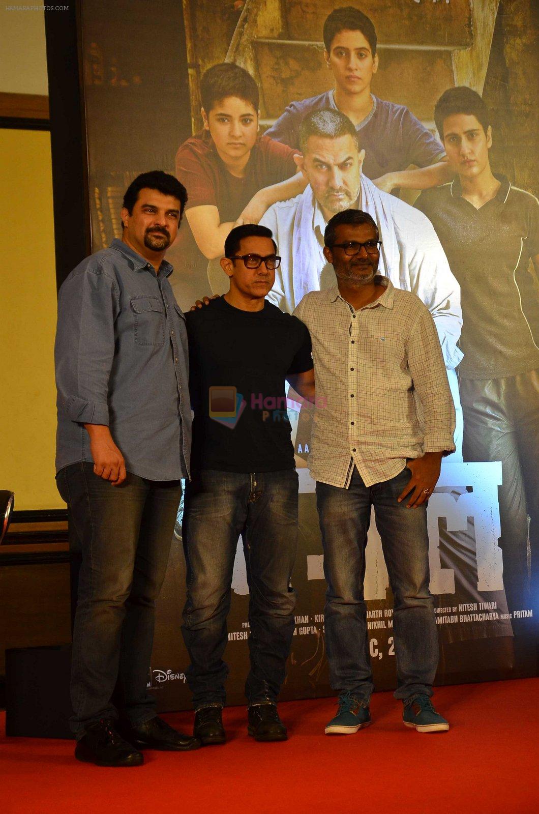 Aamir Khan, Siddharth Roy Kapoor, Nitesh Tiwari at Dangal launch in Mumbai on 4th July 2016