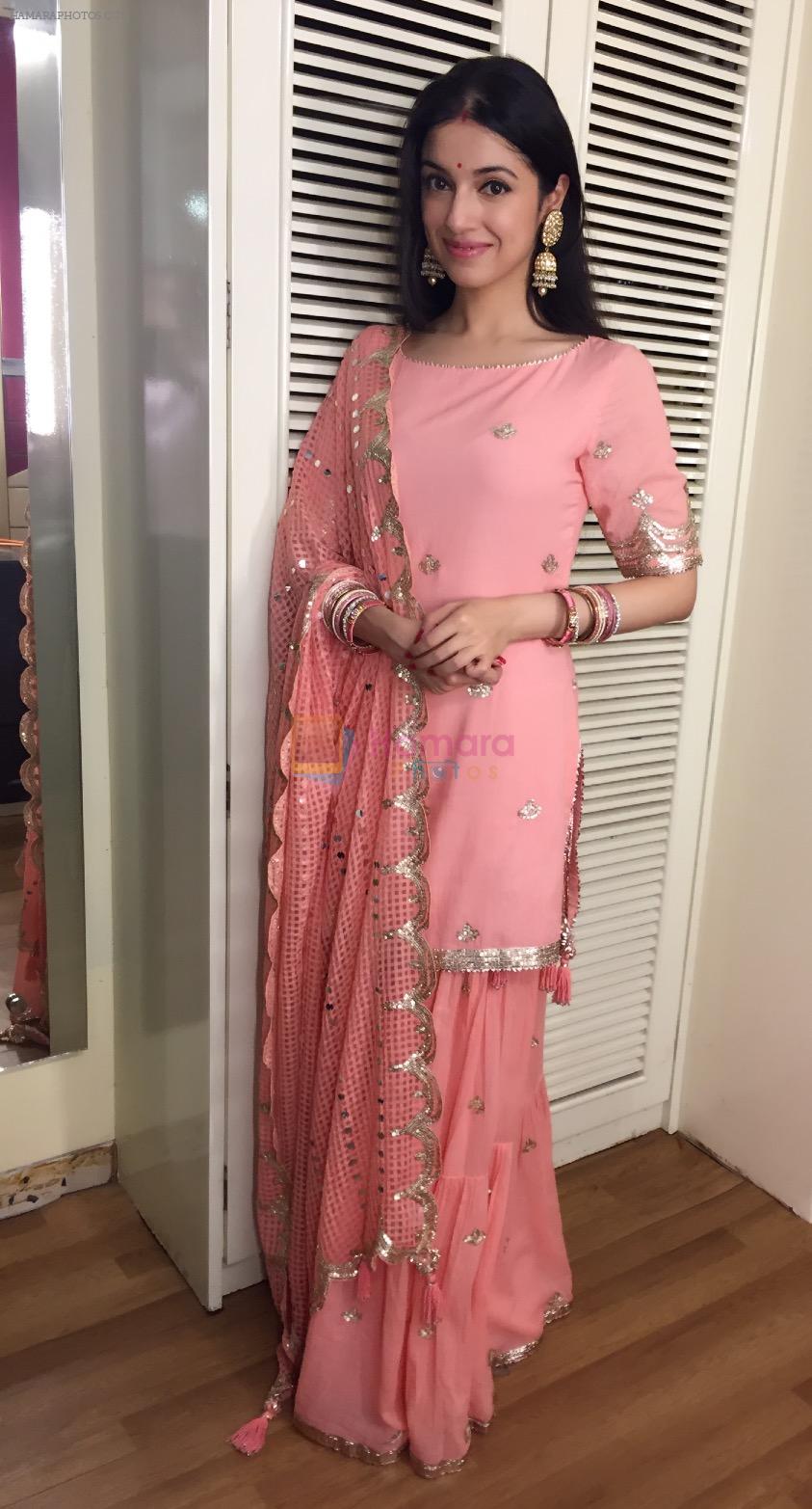 Divya Khosla Kumar looks pretty in pink at Salman Khan's Eid Party on 7th July 2016