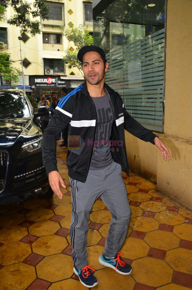 Varun Dhawan at gold gym in Mumbai on 9th July 2016