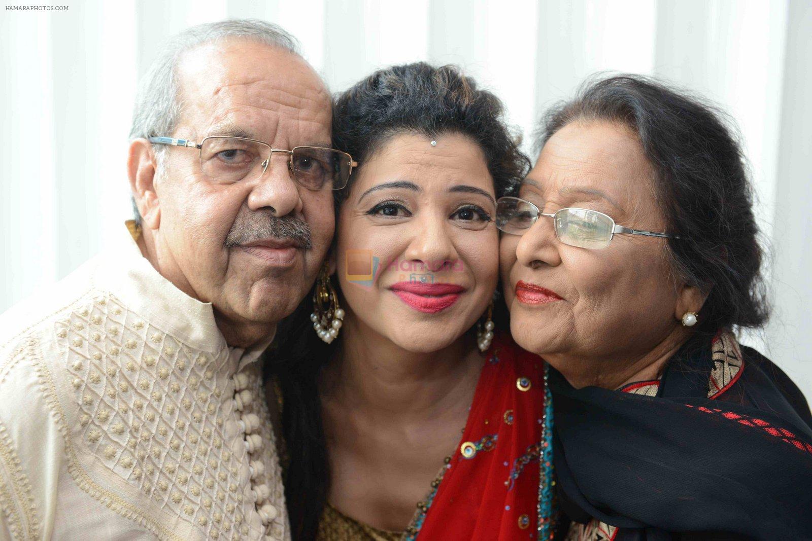 Sambhavna Seth with Avinash during the Wedding Mehandi Function at Sky Bar Rajori Garden in New Delhi on 13th July 2016