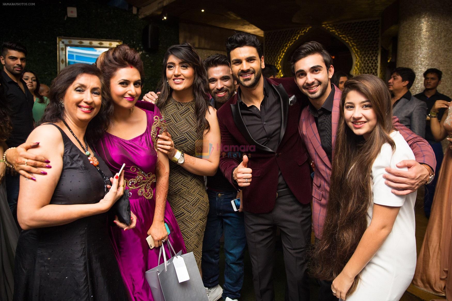 Neena Kulkarni, Shireen Mirza,Divyanka Tripathi, Vivek Dahiya, Abhishek Verma, Aditi Bhatia at Divyanka-Vivek's Happily Ever After Party in Mumbai on 14th july 2016