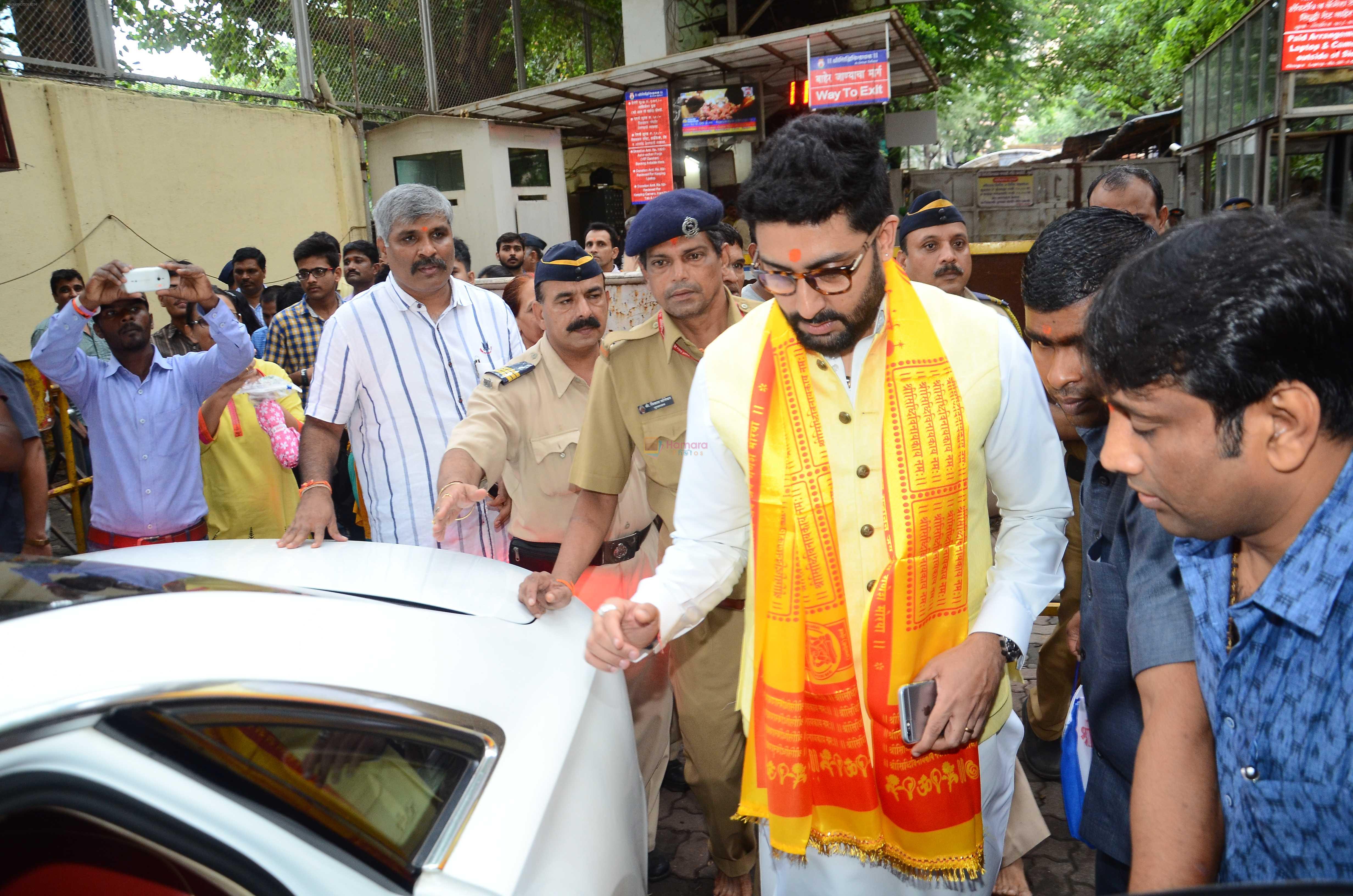 Abhishek Bachchan visits Siddhivinayak Temple, Mumbai on July 20, 2016